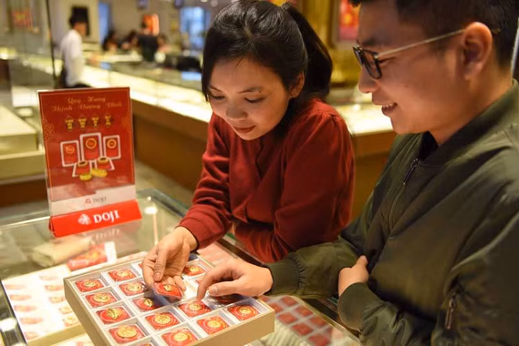 Gia vang hom nay 4/1: Vua tang vot da tut sau