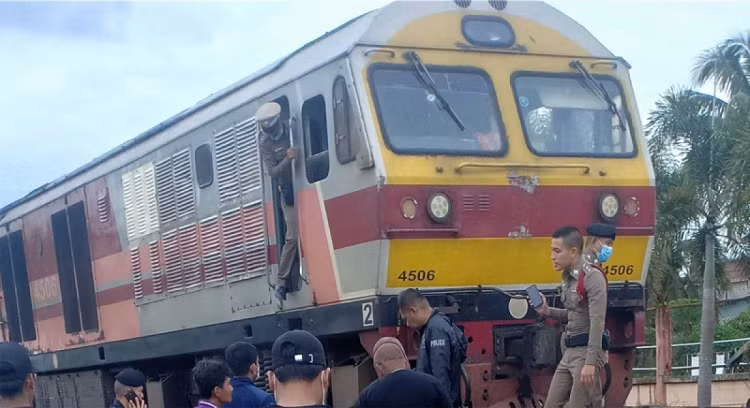 Xa sung nham vao tau cho khach o mien Nam Thai Lan-Hinh-2