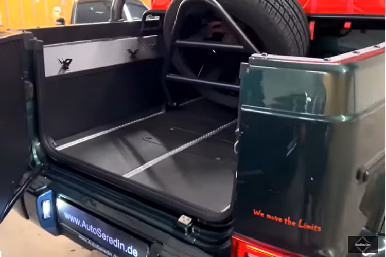 Nội thất gần như được giữ nguyên từ xe ban đầu, ngoại trừ một bảng điều khiển bổ sung dành cho hệ thống đèn phụ và bộ tời.