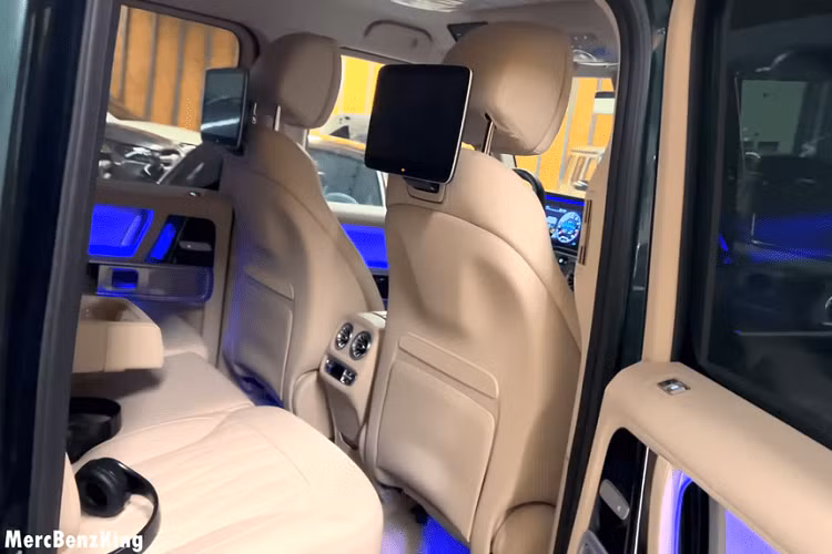 Tuy nhiên, một khi nhìn sang bên sườn, bạn lập tức nhận ra chiếc G-Class này rõ ràng là rất đặc biệt bởi nó có thùng bán tải thay vì phần đuôi vuông vắn thông thường. Giá nóc kéo dài về phía sau và có một phần gắn với khung đỡ ở thùng bán tải, có lẽ chi tiết này sẽ cung cấp khả năng bảo vệ chống lật.