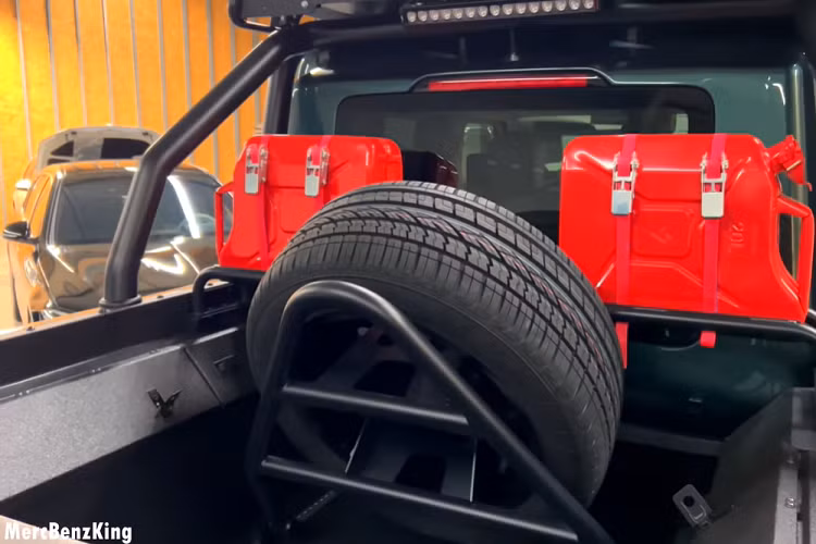 Trên mặt công suất, Brabus G800 Pickup XLP 2022 không nhận được chút tinh chỉnh động cơ nào từ Brabus. Thế nhưng khối động cơ tăng áp kép V8 dung tích 4.0 lít sẵn có của G63 AMG vẫn thừa đủ sức mạnh với 577 mã lực và 850 Nm mô-men xoắn cực đại.