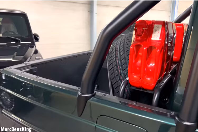 Theo dõi video, ta thấy phần thùng xe thực tế khá nhỏ, và có gắn một bánh xe dự phòng cỡ lớn, càng khiến không gian chở hàng trở nên chật hẹp hơn. Hai thùng nhiên liệu 20 lít cũng được đặt phía trên khung đỡ của thùng bán tải. Chi tiết cửa hậu có cơ chế mở xoay ra ngoài, thay vì ngả xuống giống như hầu hết các mẫu bán tải khác.