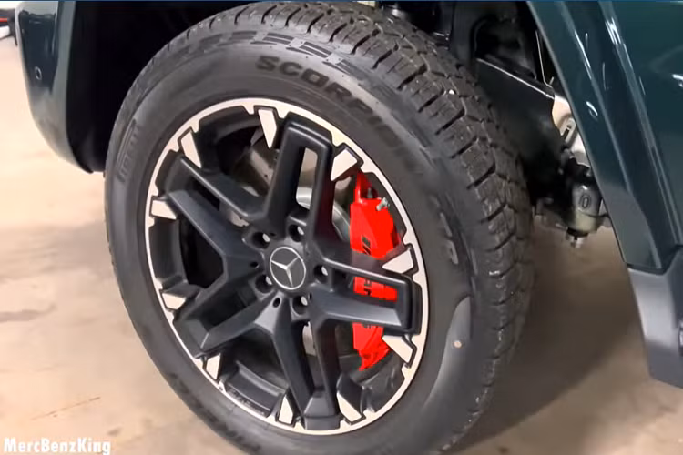 Địa điểm này mang đến cho các tài xế cơ hội đi off-road trong một môi trường được kiểm soát để học cách điều khiển những phương tiện vạm vỡ này.