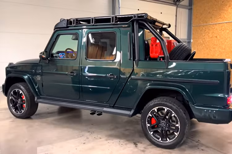 Tuy nhiên, chiếc G-Class tập trung vào hiệu suất này vốn đã có một cabin tuyệt vời từ nhà máy. Nó có tất cả các tính năng tiện nghi sang trọng cho cả người lái và hành khách như ghế mát xa và hệ thống giải trí cho hàng ghế thứ hai.