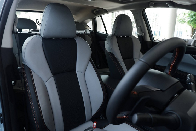 Trong đó, đèn pha của xe có tính năng tự động chỉnh luồng sáng theo góc đánh lái và tích hợp dải đèn LED định vị ban ngày. Bước vào bên trong Subaru XV 2022, người dùng Indonesia sẽ được chào đón bằng nội thất bọc da phối 2 màu tương phản. Ghế, mặt táp-lô, vô lăng và bệ tì tay trung tâm ở hàng ghế trước đều được trang trí bằng chỉ khâu màu cam.