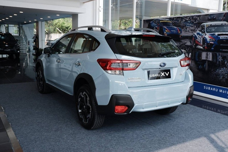 Tại thị trường Indonesia, Subaru XV 2022 được trang bị khá tốt và đồng đều ở hai phiên bản. Cụ thể, cả hai phiên bản của mẫu SUV hạng B này đều có đèn pha LED, đèn sương mù trước dạng LED, cần gạt nước tự động, vành hợp kim 18 inch sơn 2 màu thể thao, baga nóc, cửa sổ trời 1 mảnh, anten hình vây cá, đèn hậu kết hợp và đèn sương mù sau.
