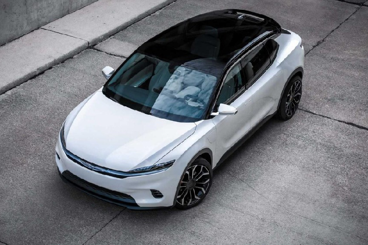 Airflow Concept có khả năng sẽ trở thành mẫu xe điện đầu tiên của Chrysler được xác nhận sẽ ra mắt vào 2025. Mẫu SUV điện này sẽ cạnh tranh với những đối thủ như Ford Mustang Mach-E, Cadillac Lyriq, và BMW iX, đưa Chrysler trở lại cuộc chơi. Đến năm 2028, thương hiệu sẽ có một dòng sản phẩm xe điện hoàn toàn, và điều này có vẻ hợp lý vì mẫu Chrysler 300 “cổ lỗ” có thể sẽ sớm bị ngừng sản xuất, để lại Pacifica và Voyager là những mẫu xe duy nhất còn lại chạy bằng động cơ đốt trong