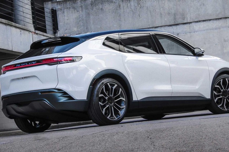 Ở phía trước, logo Chrysler được chiếu sáng và kết nối lưới tản nhiệt mỏng với đèn pha LED, trong khi tấm cản va có thiết kế gọn gàng với các hốc gió nhỏ tích hợp đèn chiếu ban ngày. Ở phía sau, AIrflow có đèn hậu LED pha lê rộng toàn phần làm gợi nhớ đến Porsche Cayenne Coupe, kính chắn gió có độ nghiêng lớn, một cánh gió sau đóng vai trò mở rộng nóc xe sơn đen, và góc mở cốp xe khá thấp trong khi cản sau có một bộ khuếch gió tán lớn và các hốc gió thể thao.