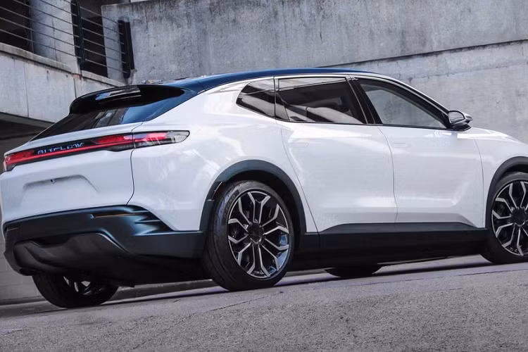 Ở phía trước, logo Chrysler được chiếu sáng và kết nối lưới tản nhiệt mỏng với đèn pha LED, trong khi tấm cản va có thiết kế gọn gàng với các hốc gió nhỏ tích hợp đèn chiếu ban ngày. Ở phía sau, AIrflow có đèn hậu LED pha lê rộng toàn phần làm gợi nhớ đến Porsche Cayenne Coupe, kính chắn gió có độ nghiêng lớn, một cánh gió sau đóng vai trò mở rộng nóc xe sơn đen, và góc mở cốp xe khá thấp trong khi cản sau có một bộ khuếch gió tán lớn và các hốc gió thể thao.