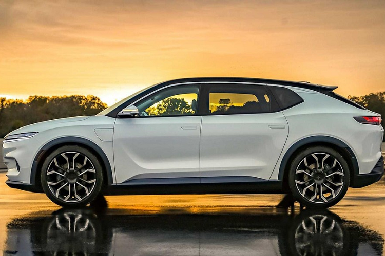 Trên phương diện thiết kế, Airflow trông giống hệt với mẫu concept mà chúng ta đã thấy trong “Sự kiện Ngày EV” của Stellantis vào tháng 7 năm ngoái. Nó có những điểm đặc trưng như hình dáng khí động học, đường nóc xe dốc, bộ la-zăng 22 inch, những đường gân nổi trội và bắt mắt trên thân vỏ.