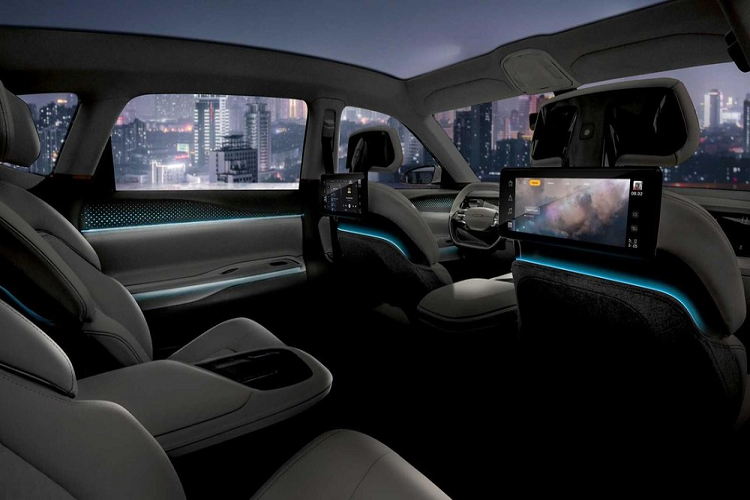 Mẫu xe concept mới cũng được trang bị hệ thống STLA AutoDrive có khả năng lái xe tự động Cấp 3 và sẽ có thể nâng cấp cao hơn nữa. Mới đây, Stellantis đã công bố hợp tác với BMW để cùng phát triển công nghệ tự lái.