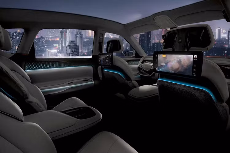 Mẫu xe concept mới cũng được trang bị hệ thống STLA AutoDrive có khả năng lái xe tự động Cấp 3 và sẽ có thể nâng cấp cao hơn nữa. Mới đây, Stellantis đã công bố hợp tác với BMW để cùng phát triển công nghệ tự lái.