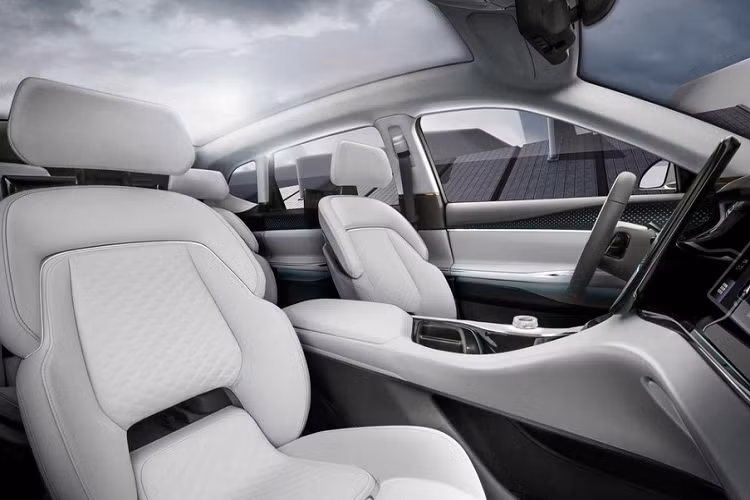 Hệ thống cũng tích hợp các ứng dụng dựa trên AI như điều hướng, hỗ trợ nhận dạng giọng nói, chợ thương mại điện tử, và dịch vụ thanh toán. Chrysler mô tả công nghệ này là “một phần mở rộng của các môi trường kỹ thuật số, công việc và gia đình, tất cả đều đồng bộ để tạo ra trải nghiệm cá nhân hóa cho mọi hành khách”.