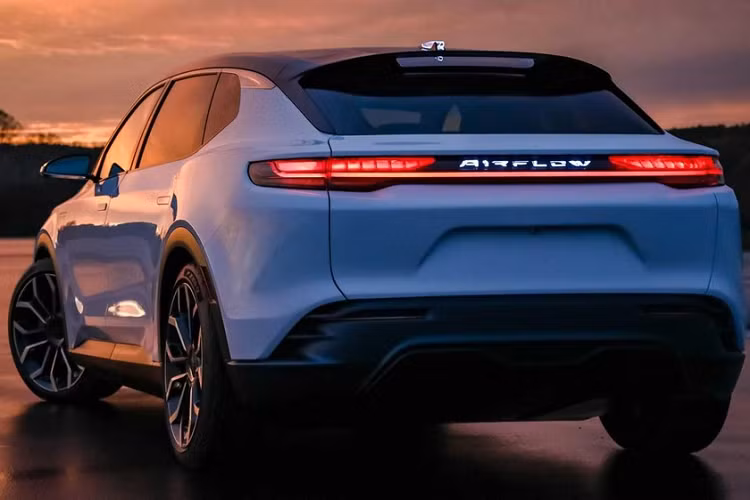 Trong khi Chrysler Airflow 1934 nguyên bản là mẫu xe tiên phong về mặt khí động học, thì Chrysler Airflow Concept 2022 lại vượt trội trên những khía cạnh kết nối, trí tuệ nhân tạo, và lái xe tự động. STLA Brain là một kiến trúc điện/điện tử và phần mềm tương thích với các bản cập nhật qua mạng từ xa, làm cải tiến chiếc xe theo thời gian.