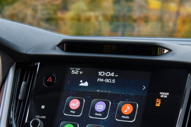 Tương tự phiên bản cũ, xe vẫn dùng hệ thống thông tin giải trí Starlink với màn hình cảm ứng 11,6 inch. Tuy nhiên, màn hình này giờ đây đã hỗ trợ kết nối Apple CarPlay và Android Auto không dây. Thêm vào đó là gói phụ kiện All-Weather Package dành cho Subaru Legacy Sport 2023 và Touring XT, bao gồm vô lăng với tính năng sưởi ở mọi vị trí đặt tay.