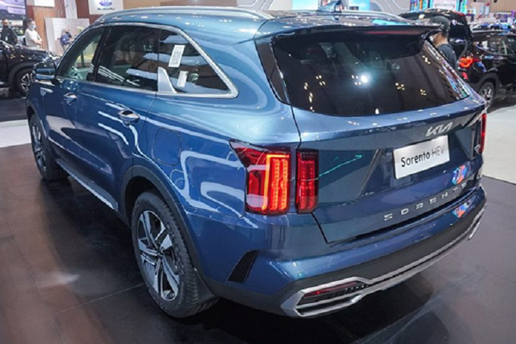 Ngoài ra, Kia Sorento HEV 2023 tại Việt Nam dự kiến sẽ có các tính năng an toàn chủ động ADAS như hỗ trợ cảnh báo va chạm phía trước, hệ thống kiểm soát hành trình thông minh và hỗ trợ giữ làn đường. Giá bán của Kia Sorento HEV 2023 tại Việt Nam chưa được hé lộ. Tuy nhiên, xe được dự đoán là sẽ đắt hơn các bản còn lại của dòng Kia Sorento hiện đang bán tại Việt Nam.