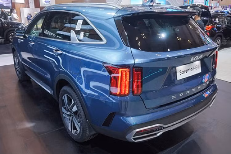Ngoài ra, Kia Sorento HEV 2023 tại Việt Nam dự kiến sẽ có các tính năng an toàn chủ động ADAS như hỗ trợ cảnh báo va chạm phía trước, hệ thống kiểm soát hành trình thông minh và hỗ trợ giữ làn đường. Giá bán của Kia Sorento HEV 2023 tại Việt Nam chưa được hé lộ. Tuy nhiên, xe được dự đoán là sẽ đắt hơn các bản còn lại của dòng Kia Sorento hiện đang bán tại Việt Nam.