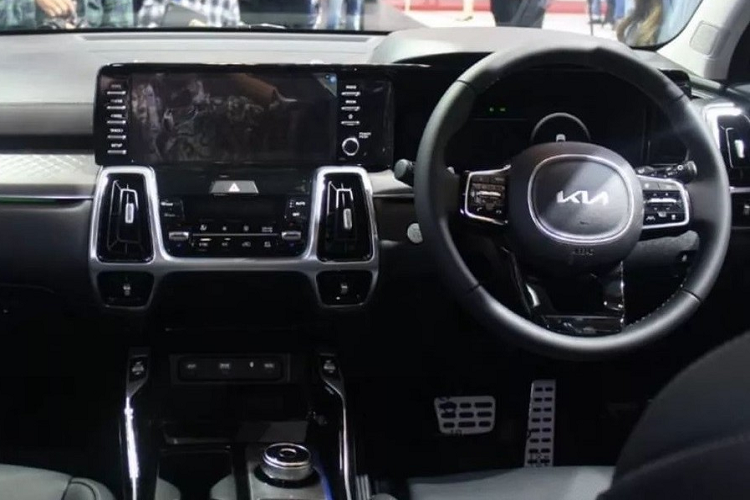 Động cơ này sẽ kết hợp với mô-tơ điện 44 kW, cho công suất tổng cộng 230 mã lực và mô-men xoắn cực đại 350 Nm. Ngoài ra, Kia Sorento HEV 2023 còn dùng cụm pin lithium-ion 14 kWh và hộp số tự động 6 cấp.