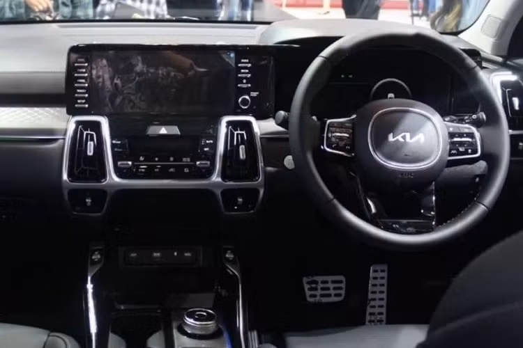 Động cơ này sẽ kết hợp với mô-tơ điện 44 kW, cho công suất tổng cộng 230 mã lực và mô-men xoắn cực đại 350 Nm. Ngoài ra, Kia Sorento HEV 2023 còn dùng cụm pin lithium-ion 14 kWh và hộp số tự động 6 cấp.