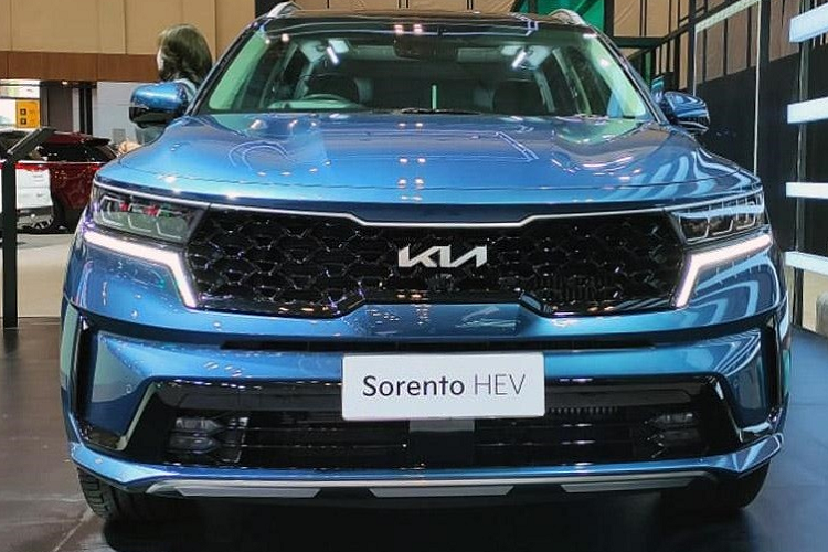 Giấy chứng nhận chất lượng cũng cho biết thêm một số thông tin về động cơ của Kia Sorento HEV 2023 sắp ra mắt thị trường Việt Nam. Theo đó, mẫu xe này sẽ được trang bị hệ truyền động hybrid, bao gồm động cơ xăng 4 xi-lanh, tăng áp, dung tích 1.6L, sản sinh công suất tối đa 132,2 kW (khoảng 179 mã lực) và mô-men xoắn cực đại 264 Nm.
