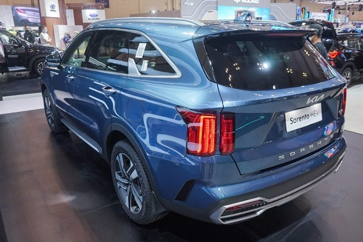 Thông tin này đã phần nào được xác nhận qua giấy chứng nhận chất lượng xe SUV Kia Sorento HEV 2023 đăng trên trang web của Cục Đăng kiểm Việt Nam. Qua đó, có thể thấy Kia Sorento HEV 2023 ở Việt Nam sẽ có 2 phiên bản là dẫn động 1 cầu (4x2) và 2 cầu (4x4). Đồng thời, xe sẽ được THACO lắp ráp tại Việt Nam, tương tự các phiên bản dùng động cơ xăng và diesel còn lại của dòng SUV hạng trung này.