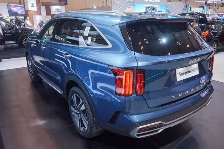 Thông tin này đã phần nào được xác nhận qua giấy chứng nhận chất lượng xe SUV Kia Sorento HEV 2023 đăng trên trang web của Cục Đăng kiểm Việt Nam. Qua đó, có thể thấy Kia Sorento HEV 2023 ở Việt Nam sẽ có 2 phiên bản là dẫn động 1 cầu (4x2) và 2 cầu (4x4). Đồng thời, xe sẽ được THACO lắp ráp tại Việt Nam, tương tự các phiên bản dùng động cơ xăng và diesel còn lại của dòng SUV hạng trung này.