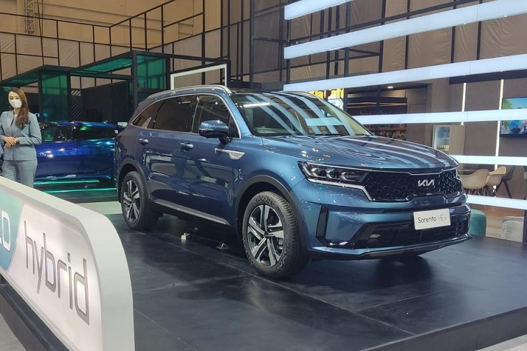 Bên trong Kia Sorento HEV 2023 tại Việt Nam dự kiến sẽ có bảng đồng hồ kỹ thuật số và màn hình cảm ứng trung tâm cùng có kích thước 12,3 inch. Thêm vào đó là hệ thống âm thanh Bose 12 loa, cửa sổ trời toàn cảnh Panorama, sưởi vô lăng và ghế có tính năng sưởi/làm mát.