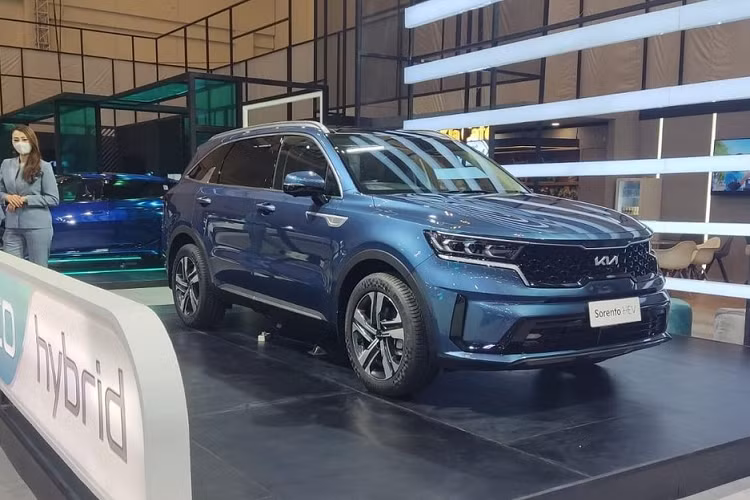 Bên trong Kia Sorento HEV 2023 tại Việt Nam dự kiến sẽ có bảng đồng hồ kỹ thuật số và màn hình cảm ứng trung tâm cùng có kích thước 12,3 inch. Thêm vào đó là hệ thống âm thanh Bose 12 loa, cửa sổ trời toàn cảnh Panorama, sưởi vô lăng và ghế có tính năng sưởi/làm mát.