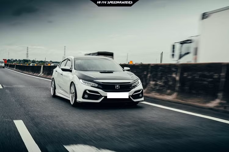 Chiếc Honda Civic độ phuộc hơi hạ gầm hàng hiếm tại Việt Nam này thuộc về Long An. Nếu nhìn sơ bên ngoài thì khó ai có thể biết được chủ nhân chiếc xe này đã độ lại những gì, dường như chủ sở hữu muốn giữ lại vẻ đẹp nguyên bản của xe.