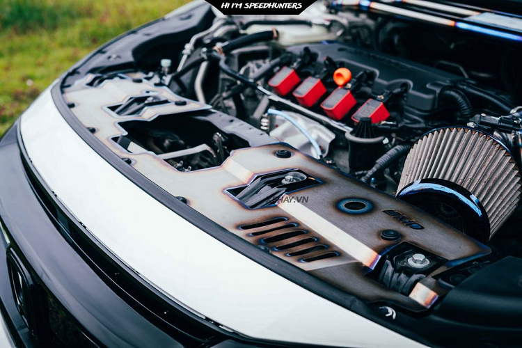 Chưa hết, khoang động cơ của xe cũng đã được độ lại với chất liệu titan, giúp khoang máy trông đẹp và sạch sẽ hơn.