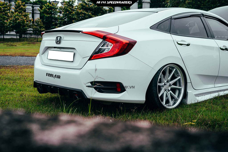 Theo đó, sức mạnh của chiếc sedan hạng C cũng được tăng lên đôi chút so với nguyên xe nguyên bản. Được biết, chiếc Honda Civic trông bài thuộc bản 1.8.