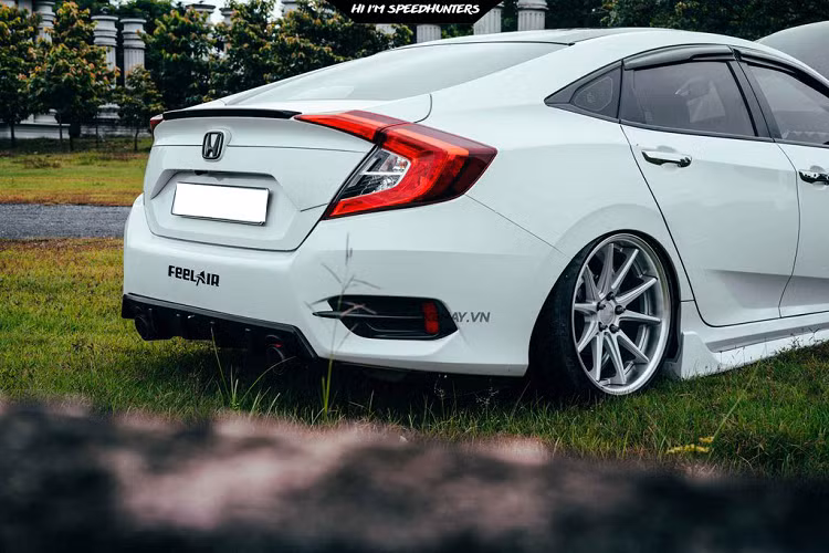 Theo đó, sức mạnh của chiếc sedan hạng C cũng được tăng lên đôi chút so với nguyên xe nguyên bản. Được biết, chiếc Honda Civic trông bài thuộc bản 1.8.