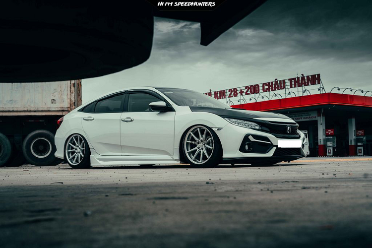 Điểm đáng chú ý trên chiếc Honda Civic độ lết đất này là bộ phuộc hơi nâng hạ gầm đến từ Feelair. Tại Việt Nam, số lượng người chơi xe dám trang bị bộ phuộc hơi này chỉ đếm trên đầu ngón tay. Nguyên nhân là do giá cao và khi bộ phuộc không may bị hỏng giữa đường thì xe sẽ không thể tiếp tục di chuyển.