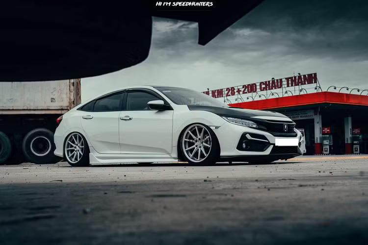 Điểm đáng chú ý trên chiếc Honda Civic độ lết đất này là bộ phuộc hơi nâng hạ gầm đến từ Feelair. Tại Việt Nam, số lượng người chơi xe dám trang bị bộ phuộc hơi này chỉ đếm trên đầu ngón tay. Nguyên nhân là do giá cao và khi bộ phuộc không may bị hỏng giữa đường thì xe sẽ không thể tiếp tục di chuyển.