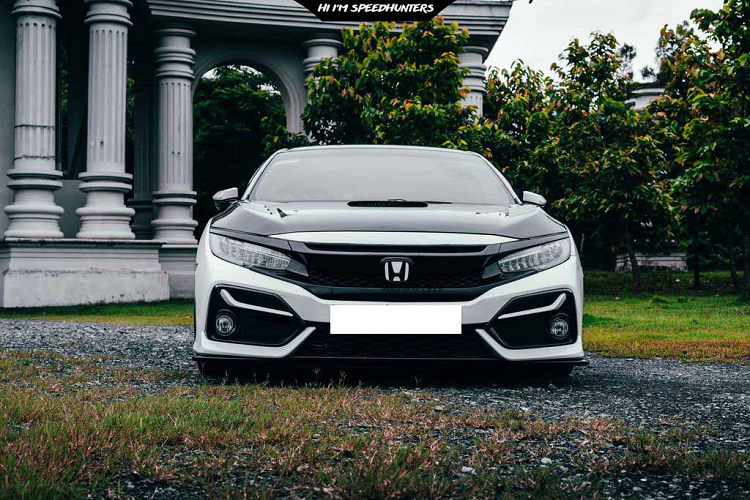 Phần body của xe không có quá nhiều nâng cấp. Ngoại trừ cản trước độ lại giống của Honda Civic Si của Mỹ, 2 hốc gió 2 bên to hơn trông gần giống với bản Typer R và lip hông được thay thế để xe trông thấp hơn nữa. Xe được trang bị bộ mâm 19 icnh.