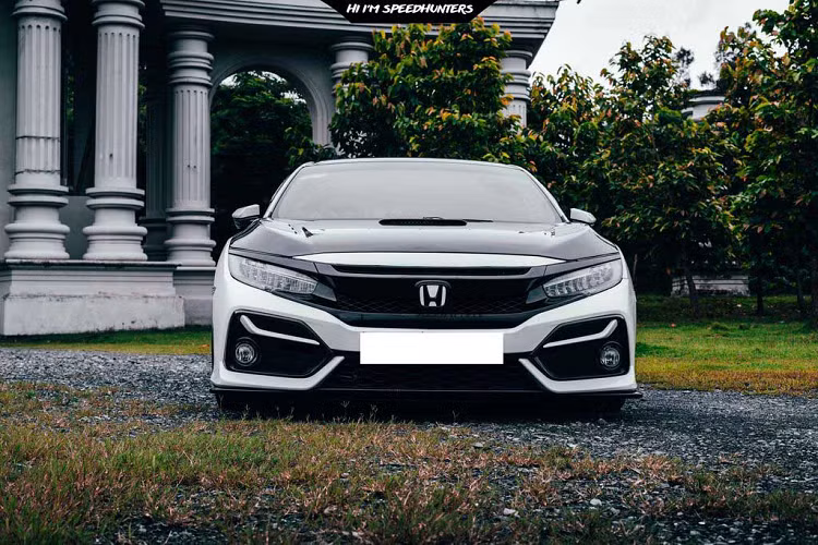 Phần body của xe không có quá nhiều nâng cấp. Ngoại trừ cản trước độ lại giống của Honda Civic Si của Mỹ, 2 hốc gió 2 bên to hơn trông gần giống với bản Typer R và lip hông được thay thế để xe trông thấp hơn nữa. Xe được trang bị bộ mâm 19 icnh.