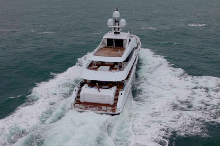 Đáng chú ý, Lusine còn có cả một thang máy bằng kính đi qua tất cả các boong, một sân bay trực thăng, hai nhà để xe và nhiều “đồ chơi” dưới nước. Đáng tiếc, cho đến nay vẫn chưa có hình ảnh nào về nội thất của Lusine được tiết lộ.