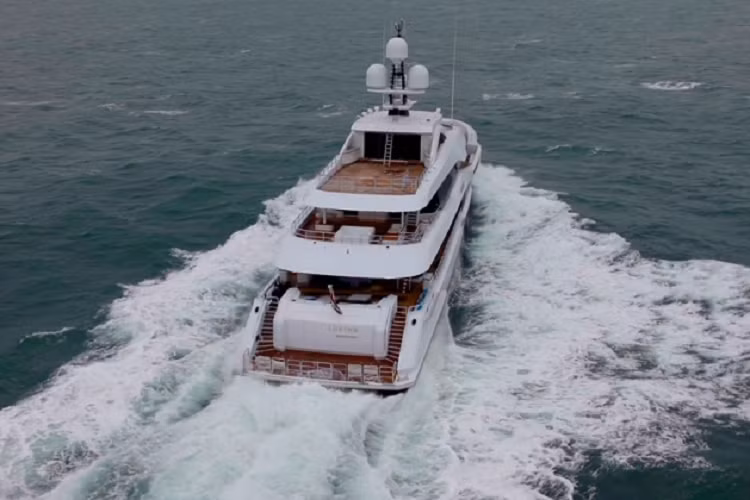 Đáng chú ý, Lusine còn có cả một thang máy bằng kính đi qua tất cả các boong, một sân bay trực thăng, hai nhà để xe và nhiều “đồ chơi” dưới nước. Đáng tiếc, cho đến nay vẫn chưa có hình ảnh nào về nội thất của Lusine được tiết lộ.