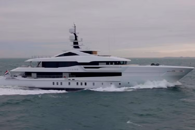 Cung cấp “sức mạnh” cho Lusine là 2 động cơ diesel MTU, cho tốc độ hành trình 13 hải lý/giờ (24 km/h) cùng phạm vi hoạt động tối đa 7.778 km.