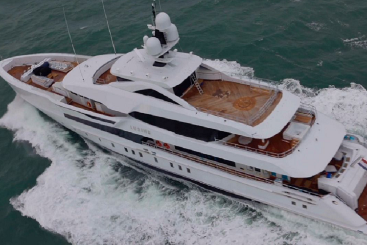 Sự sang trọng, đẳng cấp của Lusine được thể hiện rõ ràng nhất ở nội thất. Gỗ quý hiếm, da thuộc, vải chất lượng cao, kim loại, pha lê và đá quý là những vật liệu được sử dụng bên trong Lusine.