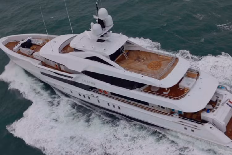 Sự sang trọng, đẳng cấp của Lusine được thể hiện rõ ràng nhất ở nội thất. Gỗ quý hiếm, da thuộc, vải chất lượng cao, kim loại, pha lê và đá quý là những vật liệu được sử dụng bên trong Lusine.