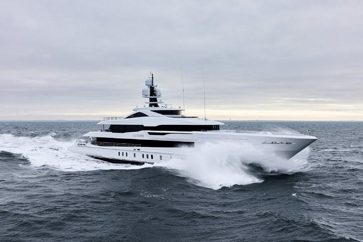 Về mặt cấu trúc, siêu du thuyền Lusine có thân tàu bằng thép và cấu trúc thượng tầng bằng nhôm. Nó có chiều dài 60 mét, có thể chứa 16 hành khách cùng thủy thủ đoàn 14 người.