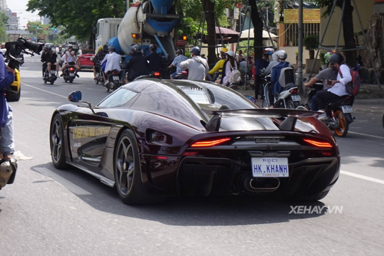 Ngoài ra, Regera còn là một chiếc xe không sử dụng hộp số truyền thống. Cơ cấu chuyển số trên xe dựa theo cấu trúc truyền động trực tiếp có tên gọi Direct Drive giúp giảm 50% năng lượng bị thất thoát so với các loại hộp số thông thường.