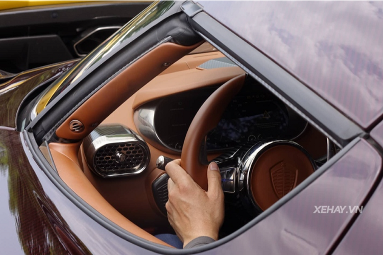 Ấn tượng nhất trong số đó chính là siêu phẩm Koenigsegg Regera độc nhất Việt Nam. Đây chính là món quà mà vị đại gia dành tặng vợ mình nhân dịp kỷ niệm ngày cưới. Xe hữu tùy chọn sơn ngoại thất màu đỏ carbon, xen lẫn với các chi tiết carbon đen và nội thất xe màu nâu sáng sang trọng.