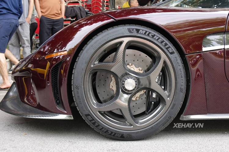 Động cơ được kết hợp với 3 mô-tơ điện bổ sung, sản sinh ra tổng công suất tối đa lên tới hơn 1.500 mã lực, cho phép xe tăng tốc từ 0 - 100 km/h trong 2,8 giây, 150 - 250 km/h trong 3,2 giây, từ 0 - 400 km/h chỉ 20 giây trước khi chạm ngưỡng tối đa khoảng 400 km/h.