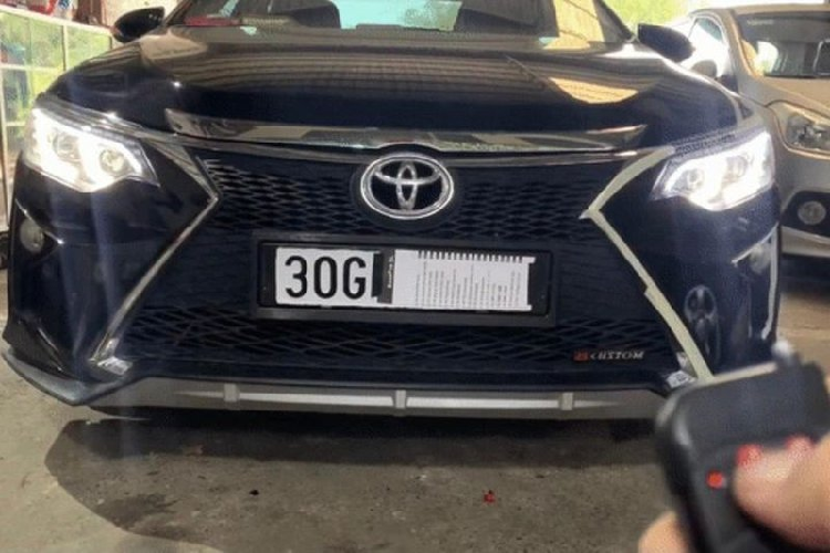 Su dung thiet bi che, lat bien so xe bi phat toi 16 trieu dong