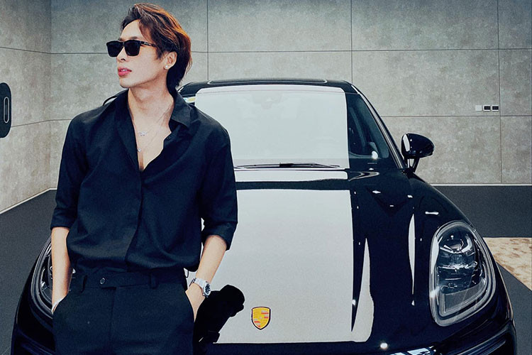 Mới đây, thông qua trang cá nhân của mình, nam diễn viên kiêm người mẫu ảnh Tuấn Trần đã chia sẻ những video quay lại quá trình nhận bàn giao chiếc xe Porsche Macan 2022 mới đã thu hút sự quan tâm của cộng đồng mạng. Nam diễn viên phim "Bố Già" cho biết, đây cũng là chiếc xe có giá trị cao nhất mà anh từng sở hữu.