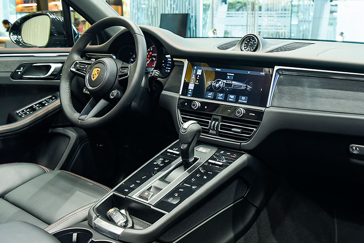Bên trong, việc làm mới bao gồm bảng điều khiển trung tâm được thiết kế lại lấy cảm hứng từ Taycan mang đến cái nhìn đơn giản và gọn gàng hơn, khoang chứa đồ lớn hơn và cần số ngắn hơn nhưng trông thể thao hơn. Các phiên bản đều có màn hình cảm ứng 10,9 inch với điều hướng và Apple CarPlay. Cảnh báo chệch làn đường, camera 360 độ và cảm biến hỗ trợ đỗ xe phía trước/phía sau cũng là tiêu chuẩn.