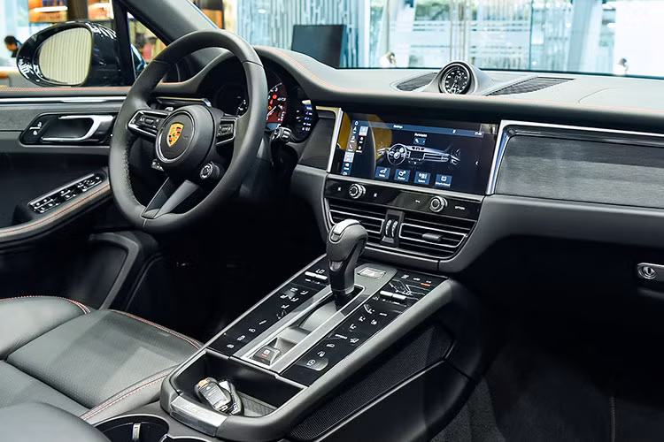 Bên trong, việc làm mới bao gồm bảng điều khiển trung tâm được thiết kế lại lấy cảm hứng từ Taycan mang đến cái nhìn đơn giản và gọn gàng hơn, khoang chứa đồ lớn hơn và cần số ngắn hơn nhưng trông thể thao hơn. Các phiên bản đều có màn hình cảm ứng 10,9 inch với điều hướng và Apple CarPlay. Cảnh báo chệch làn đường, camera 360 độ và cảm biến hỗ trợ đỗ xe phía trước/phía sau cũng là tiêu chuẩn.