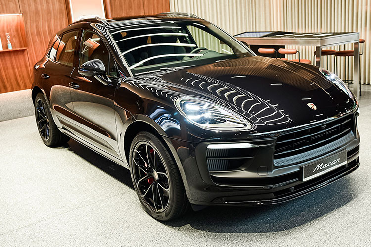 Tuấn Trần không chia sẻ bỏ ra bao nhiêu tiền để tậu xe Porsche Macan 2022, chỉ biết rằng, giá xe Porsche Macan 2022 từ 2,992 tỷ đồng tại Việt Nam cho bản tiêu chuẩn, 3 bản còn lại là Macan T, Macan S và Macan GTS có giá lần lượt 3,2 tỷ đồng, 3,8 tỷ đồng và 4,7 tỷ đồng, mức giá này chưa bao gồm tùy chọn và chi phí lăn bánh.